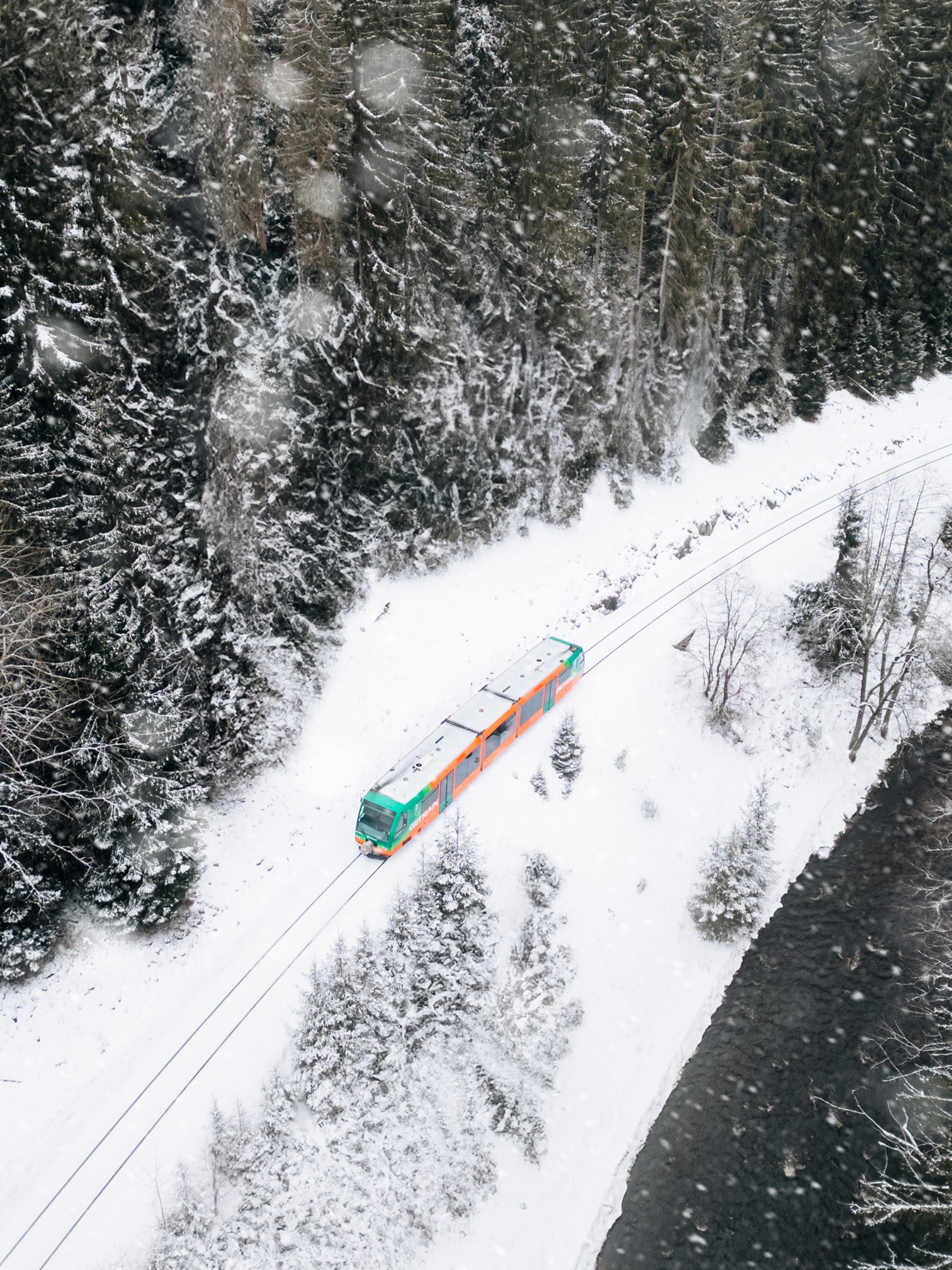 Vlak_tratÌ__KarlovyVary_MariaÌ_nskeÌ__LaÌ_zneÌ__VlaÌ_dÌ_aSurmaj-5