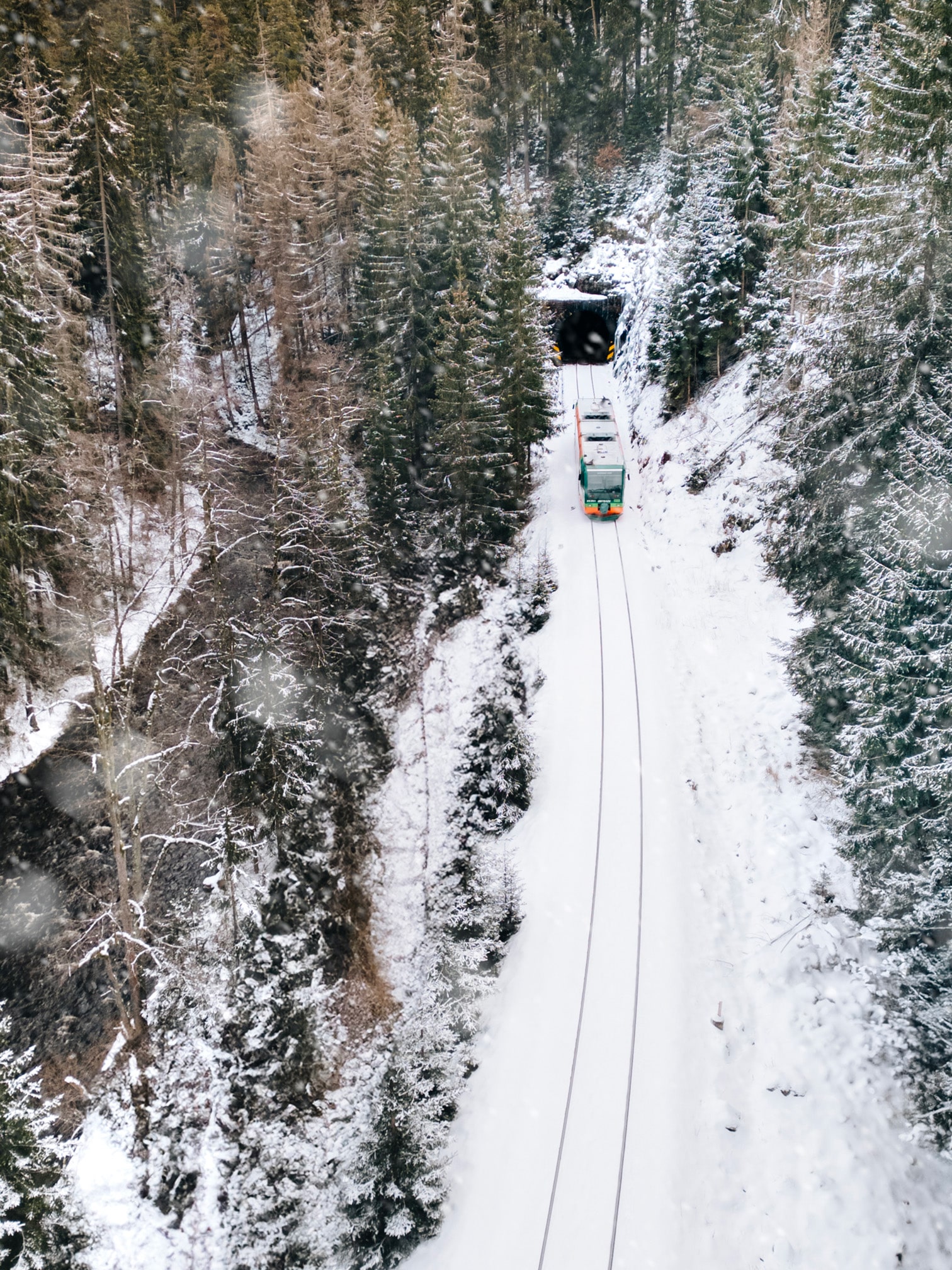 Vlak_tratÌ__KarlovyVary_MariaÌ_nskeÌ__LaÌ_zneÌ__VlaÌ_dÌ_aSurmaj-8